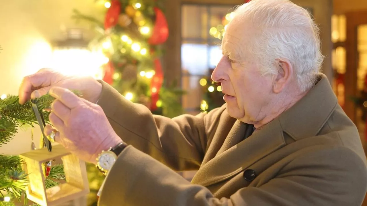 König Charles III.: Er schmückt selbst einen Weihnachtsbaum