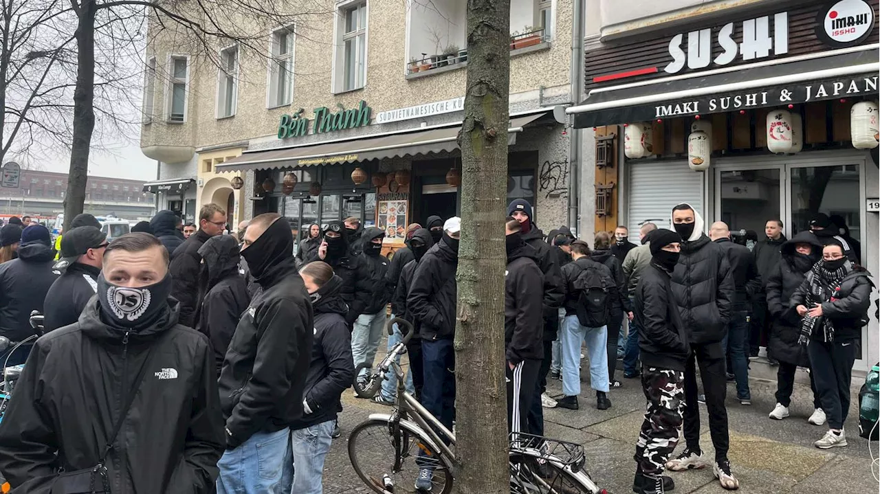 Polizei im Großeinsatz: Rechtsradikale Demo in Berlin-Friedrichshain