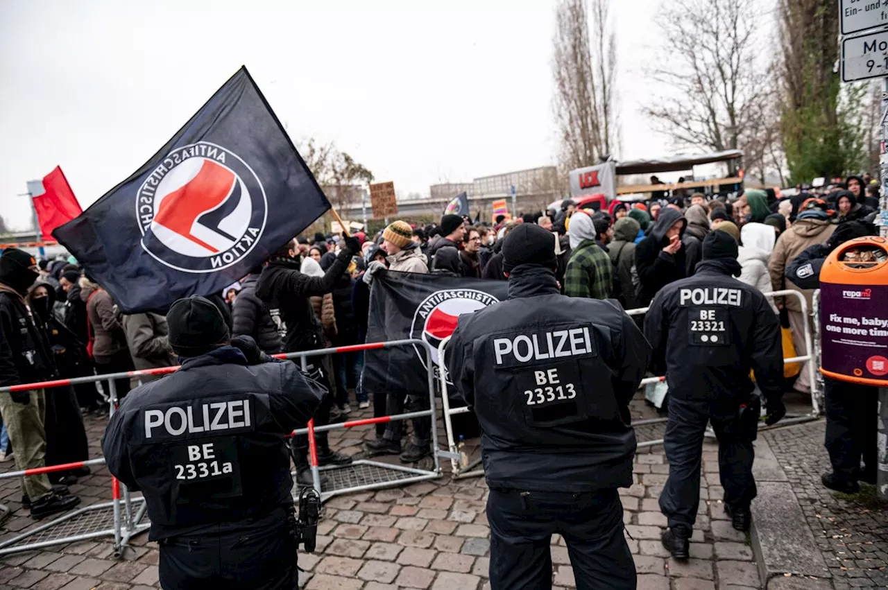 Antifa-Aktionen in Berlin-Friedrichshain: Tausende demonstrieren gegen Marsch von Rechtsextremen