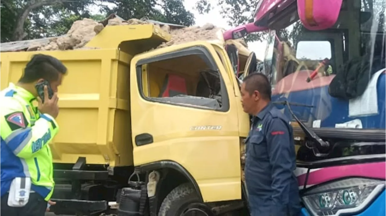 Bus Rombongan Ziarah dari Banten Tabrakan dengan Truk Pasir