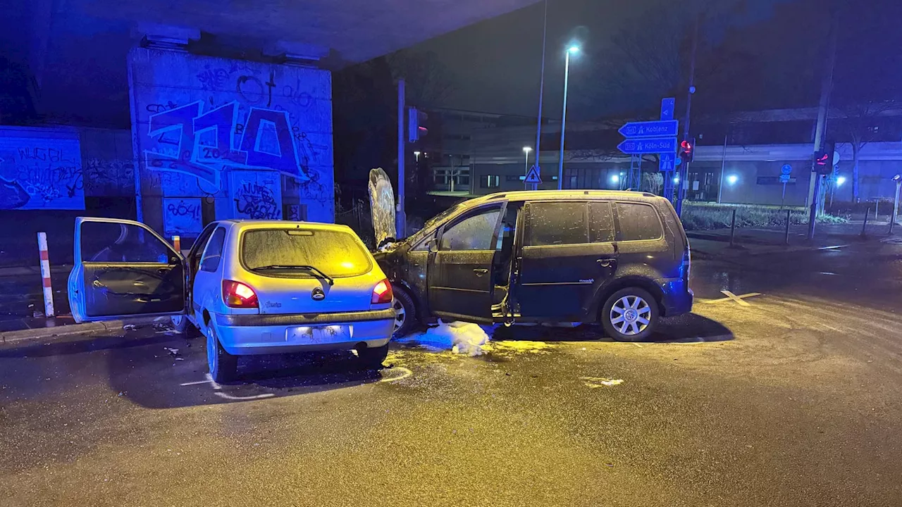 Auto fängt nach Unfall Feuer - Verursacher laufen mit Kennzeichen davon