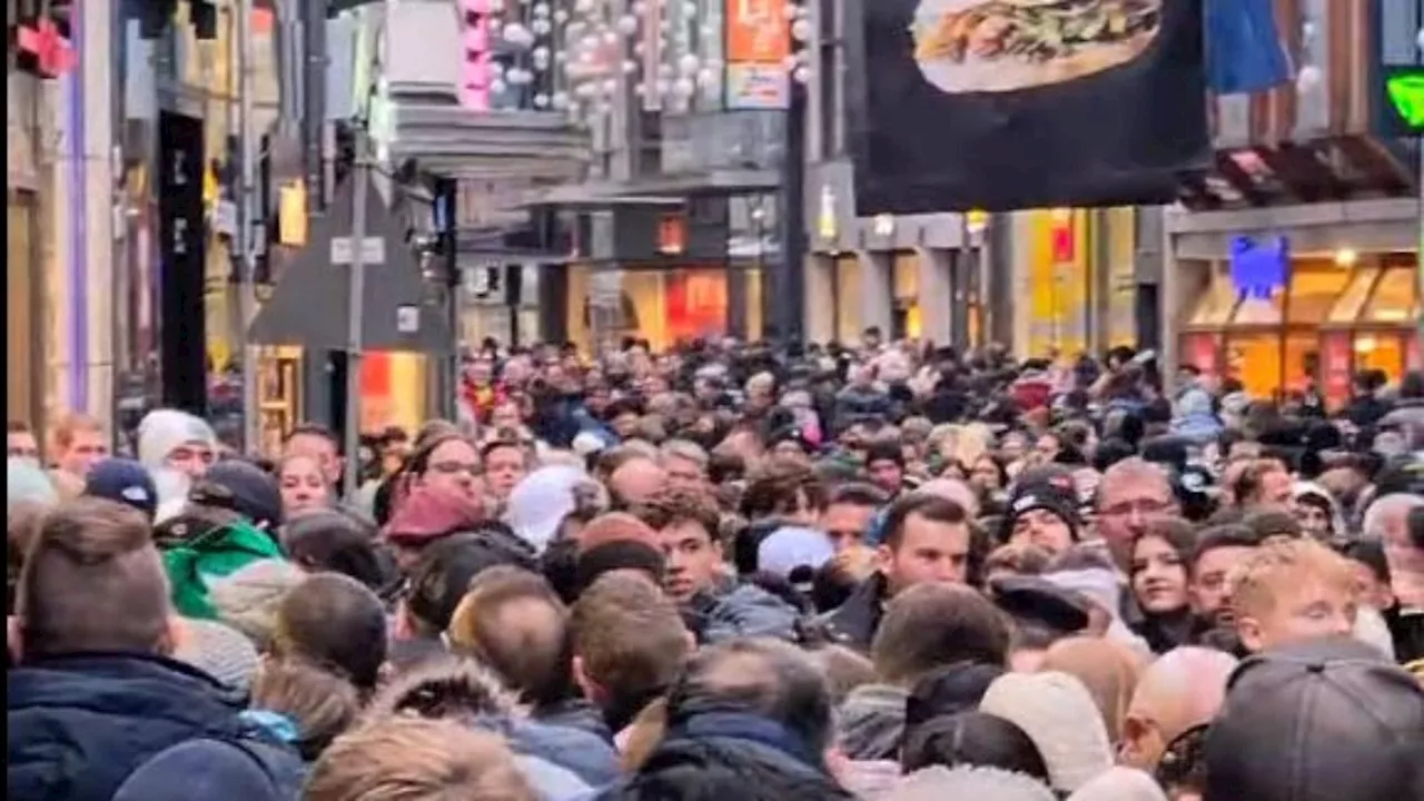 Weihnachtsshopping: Dicht an dicht in der Kölner Innenstadt