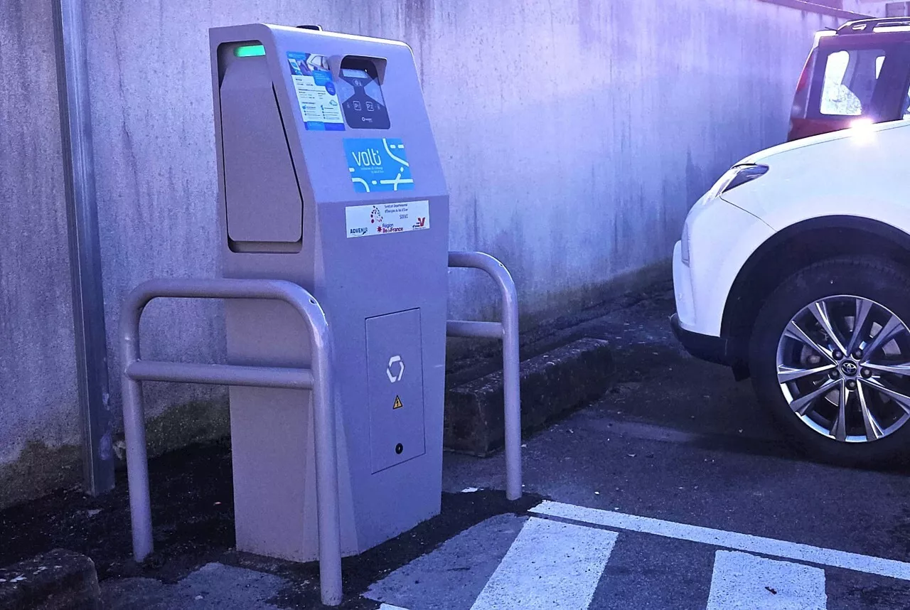 Ce village du Val-d'Oise installe une nouvelle borne de recharge pour véhicules électriques