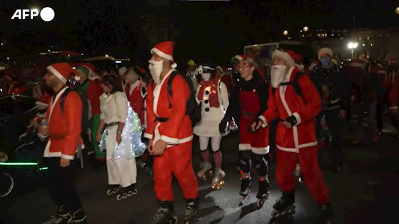 Londra, centinaia di Babbi Natale all'annuale Santa Skate