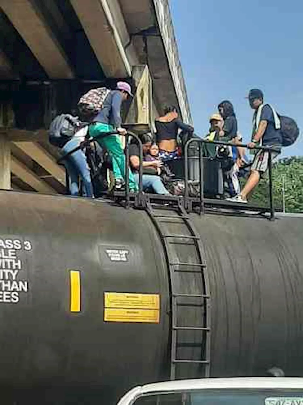 En Coatzacoalcos, captaron a migrantes subiéndose a tren de PEMEX