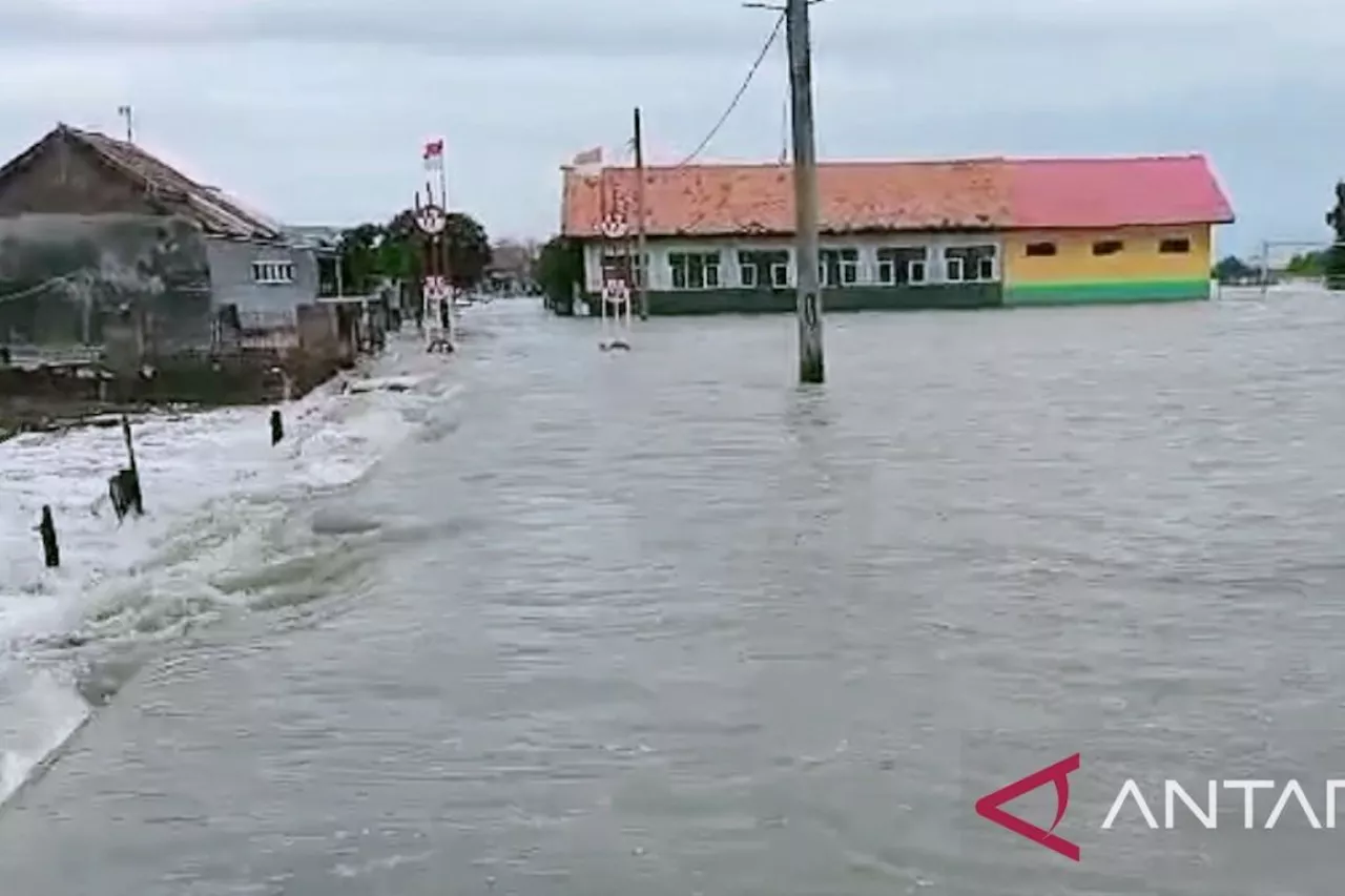 Ratusan rumah di pesisir utara Karawang terendam banjir rob