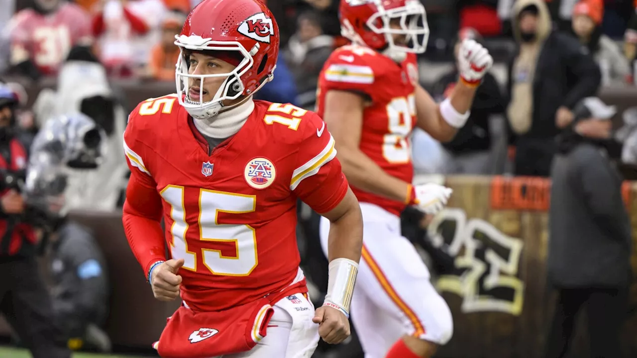 Mahomes throws 2 TD passes, leaves with ankle injury in Chiefs' 21-7 win. X-rays negative on star QB