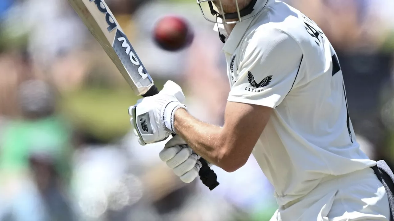 New Zealand's last wicket pair resists before England reaches 54-2 at lunch on day 2, 3rd test