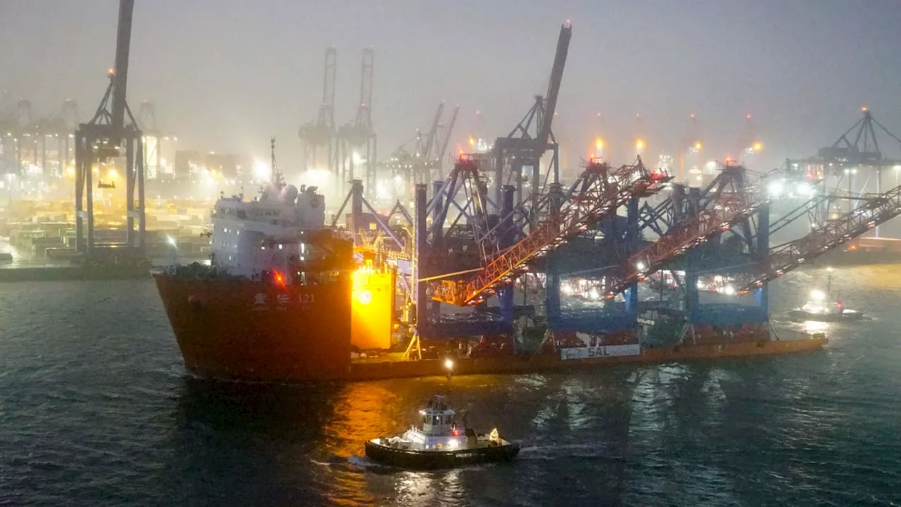 Mega-Kräne an Bord: Schiffs-Gigant aus China entert Hafen von Hamburg