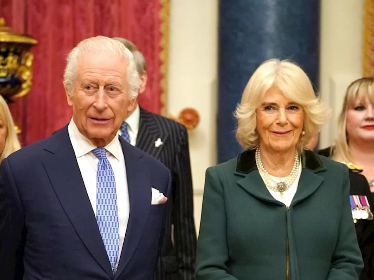 König Charles: seine Camilla strahlt in Tannengrün