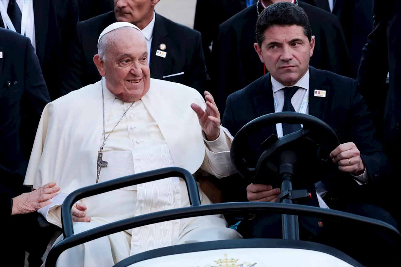 Voyage du pape en Corse : François célèbre la messe devant des milliers de personnes à Ajaccio