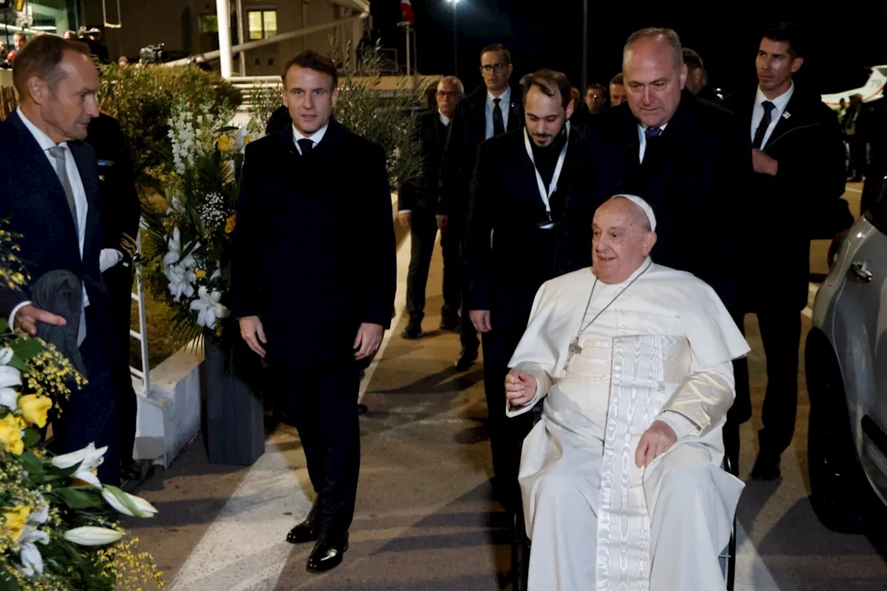  Voyage du pape en Corse : François s'entretient avec Emmanuel Macron à l'aéroport d'Ajaccio