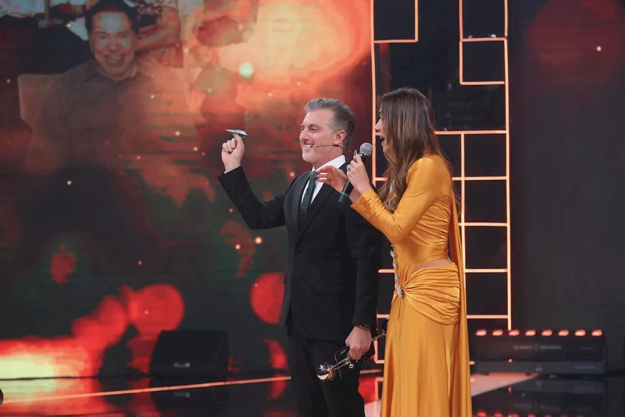 Luciano Huck e Patrícia Abravanel jogam aviãozinho em homenagem a Silvio Santos