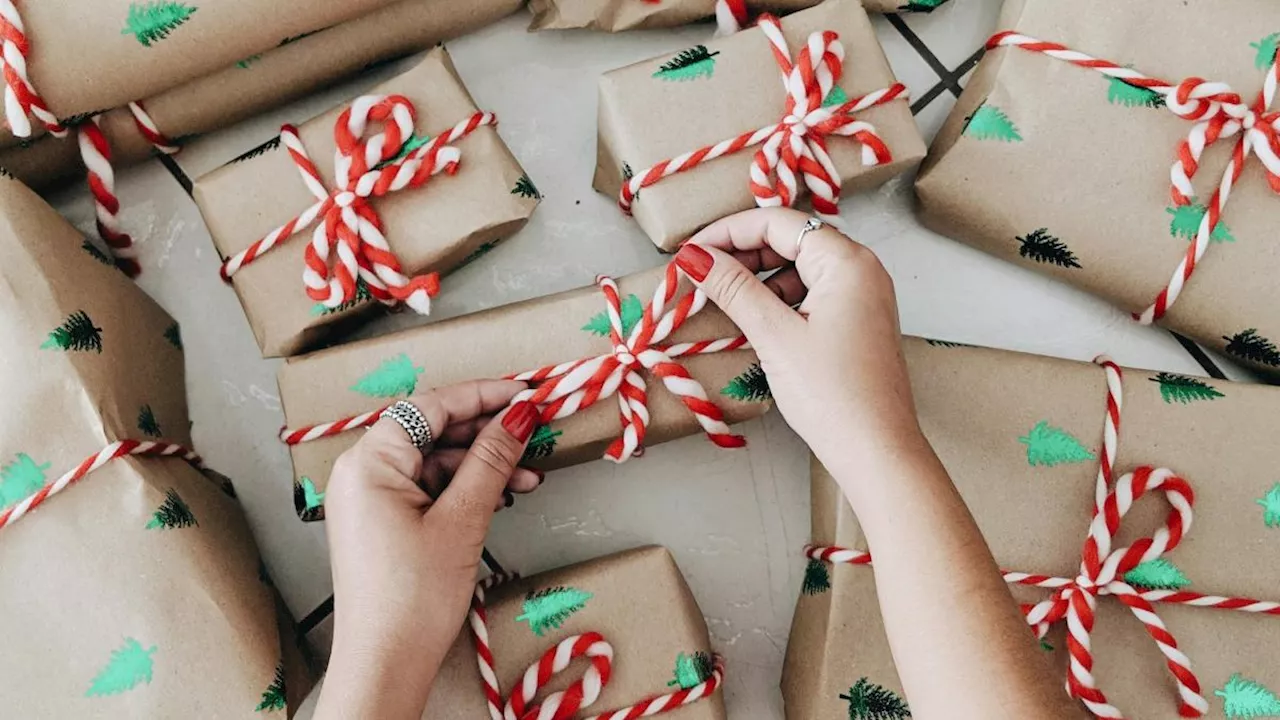 Nail art di Natale: i trend delle feste per sfoggiare mani da bacio sotto il vischio