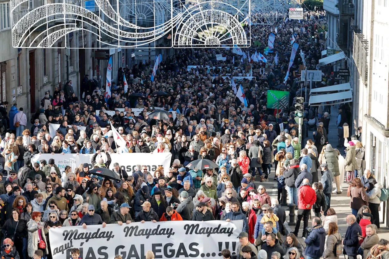 Una marea humana clama en Santiago contra la ‘macrocelulosa’ de Altri apadrinada por la Xunta