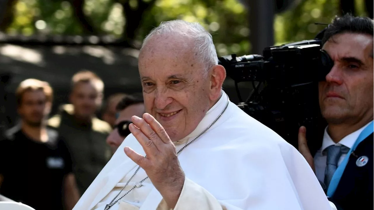 Le pape François, le cardinal Bustillo et le président Macron... L'enjeu politique derrière l'aspect religieux