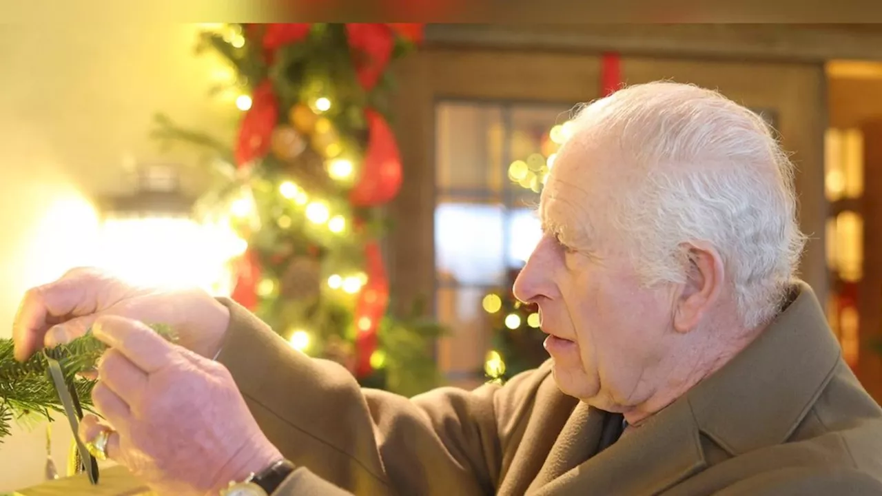 König Charles III.: Er schmückt einen Weihnachtsbaum