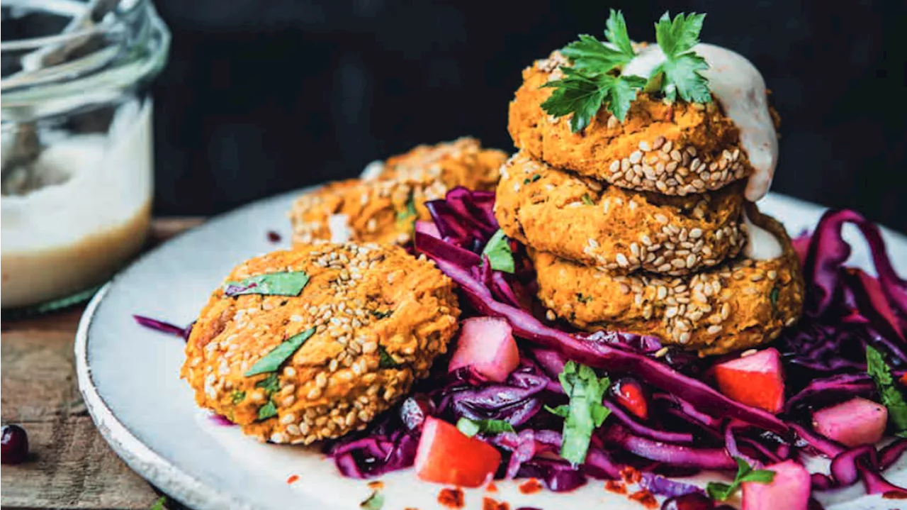  Kürbis-Falafeln auf Apfel-Rotkraut-Salat