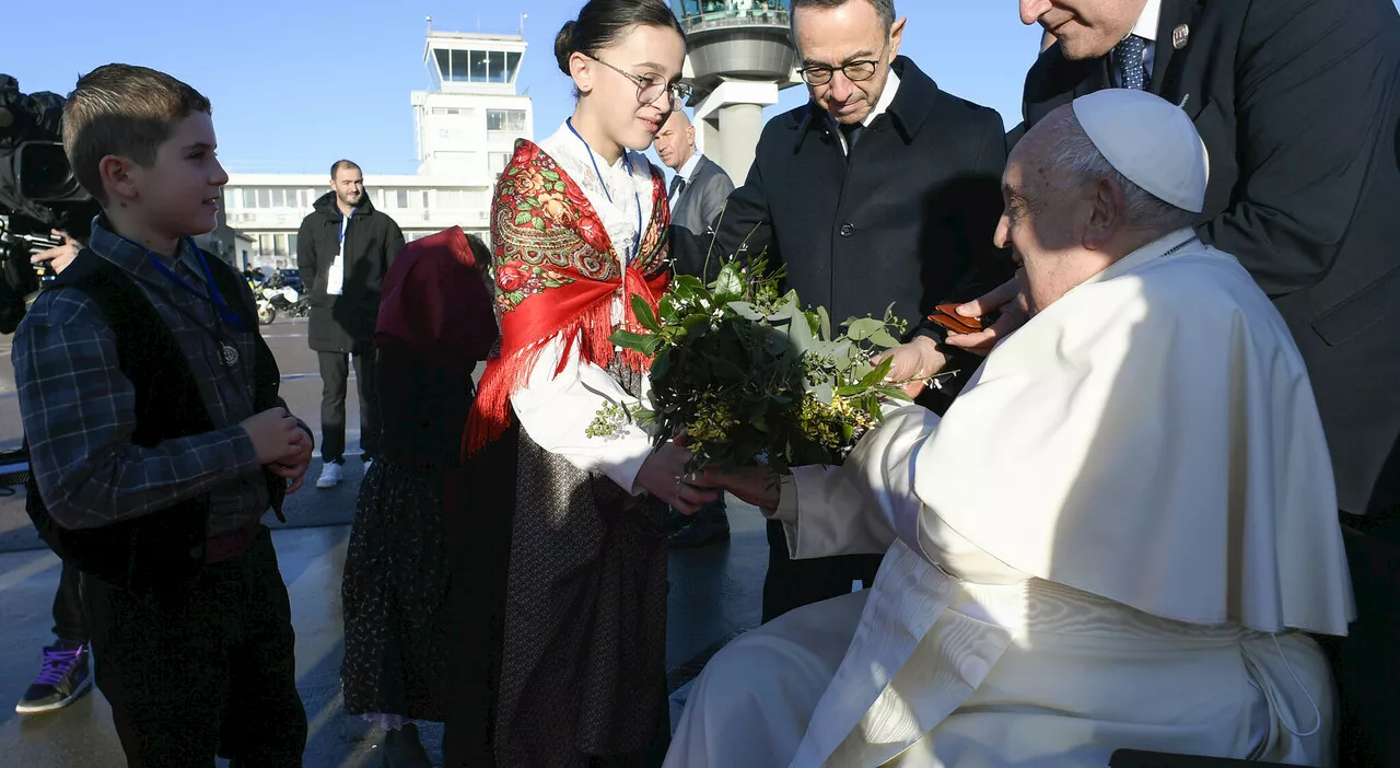 Papa Francesco, impressionante folla ad Ajaccio: «Attenti al rischio di chi strumentalizza la fede»