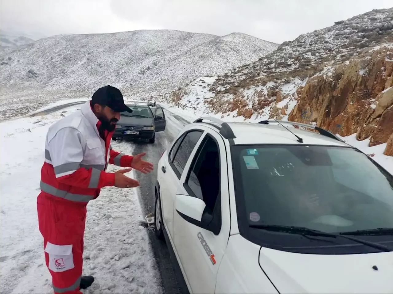 امدادگران به ۵۸ گرفتار در برف و کولاک در گردنه‌های شاه منصوری و چری امداد رسانی کردند