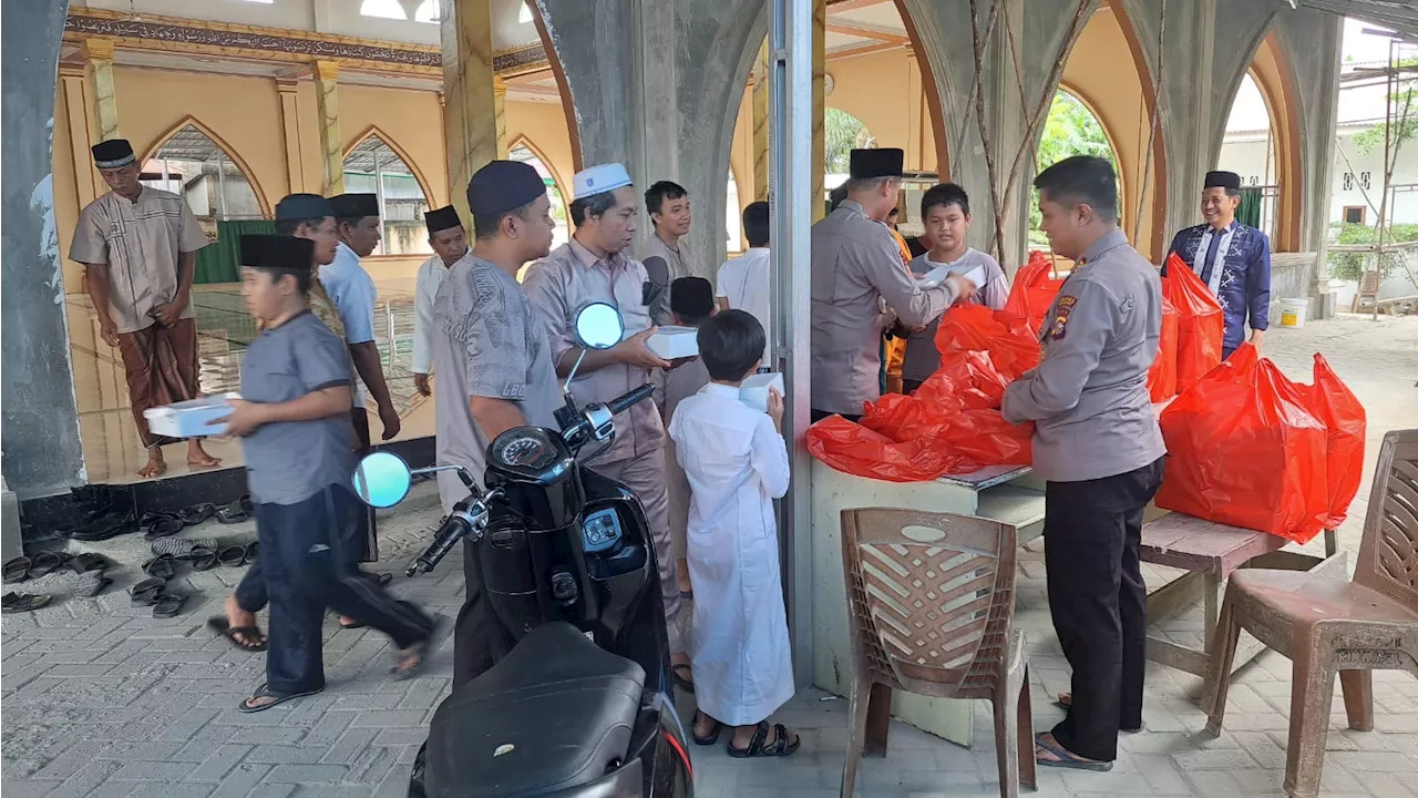 Pilkada Berjalan Lancar, Polisi di Pelalawan Berbagi dengan Warga di Masjid