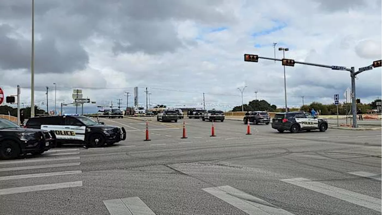 Man delaying traffic on North Side dies after medical episode, SAPD says