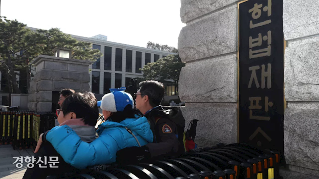 “헌재 결정까지 촛불 계속 들 것”…시민단체, 전국 집회 지속하기로