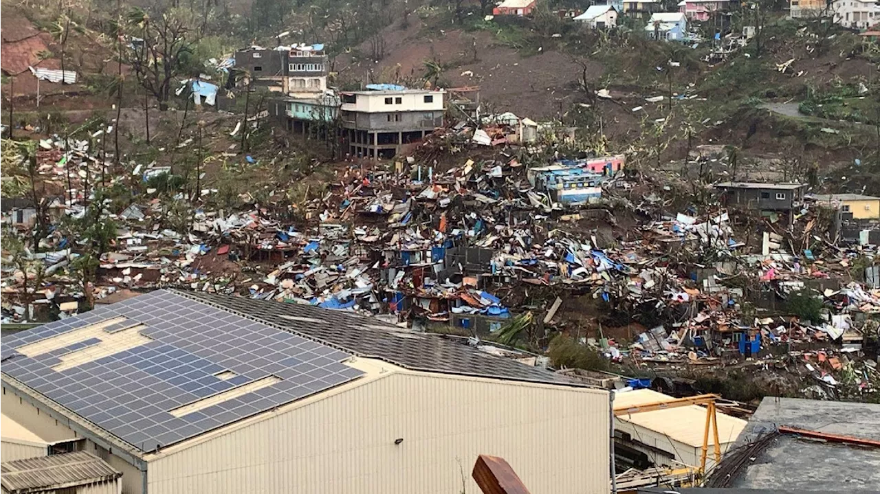 Cyclone: au moins 14 morts à Mayotte, les secours s'activent dans un 'décor apocalyptique'