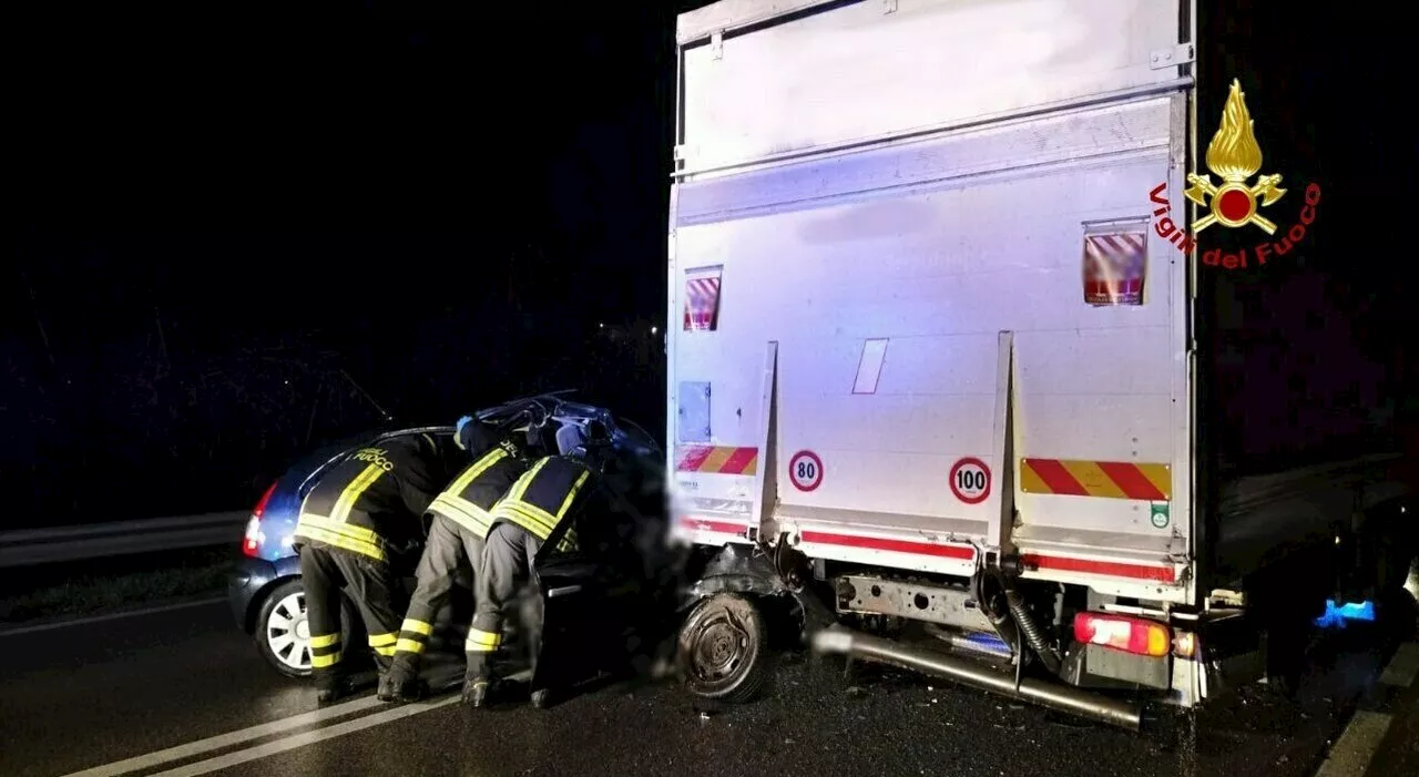 Auto come un missile finisce sotto il camion fermo al semaforo: morto Enrico Mattioli, era padre di due gemell