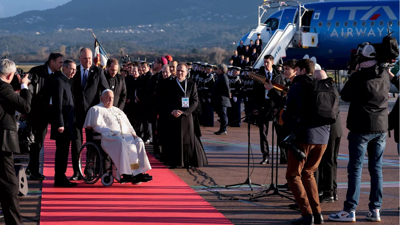 Le pape François en Corse : les images de son accueil à l’aéroport d’Ajaccio