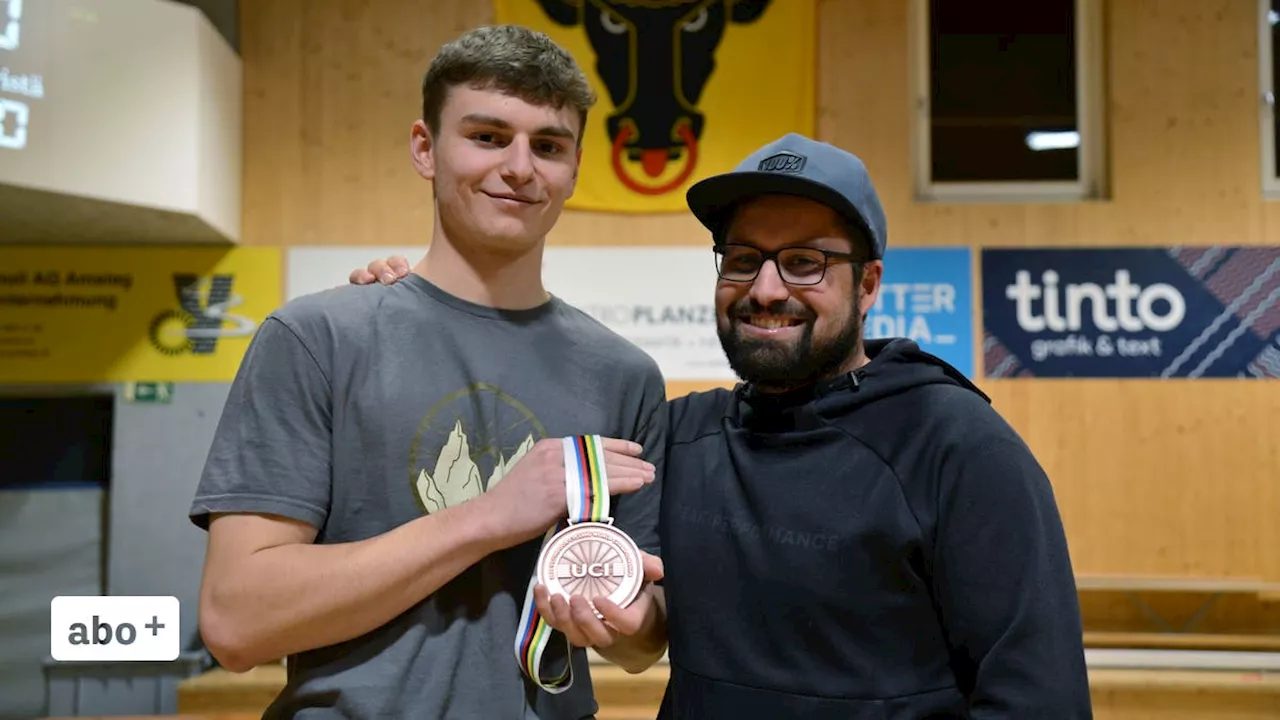 Urner Radballfans feiern die Radball-WM-Bronzemedaillengewinner