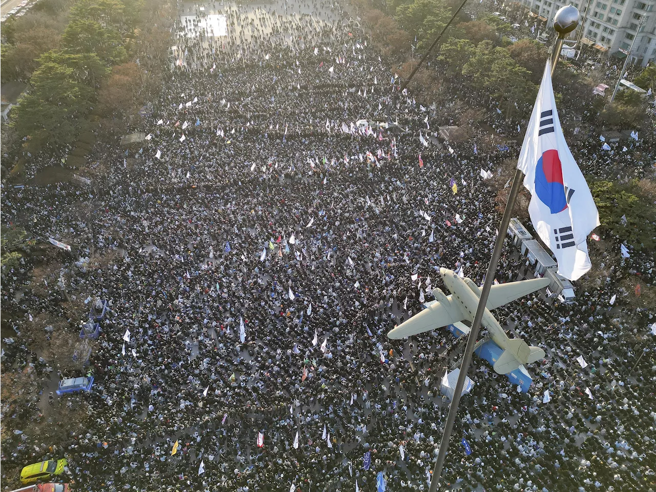 “충돌 조심하세요”…광화문 가는 촛불, 먼저 자리잡은 보수단체와 맞불