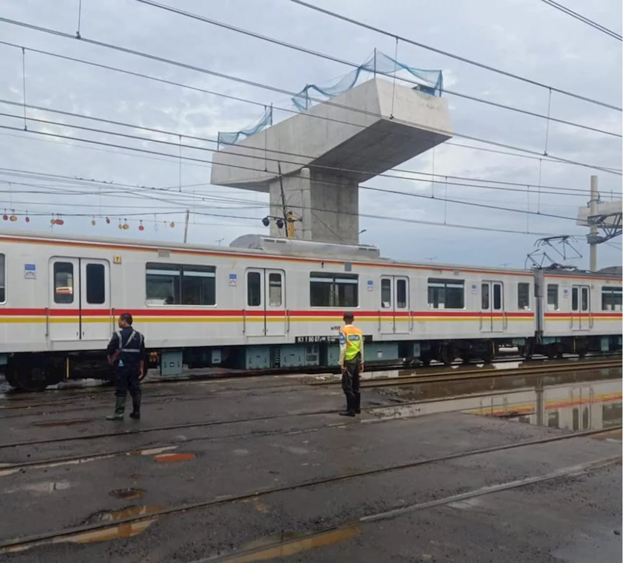 Banjir Rob Genangi Rel, Perjalanan Commuter Line Lintas Jakarta Kota-Tanjung Priok Terganggu