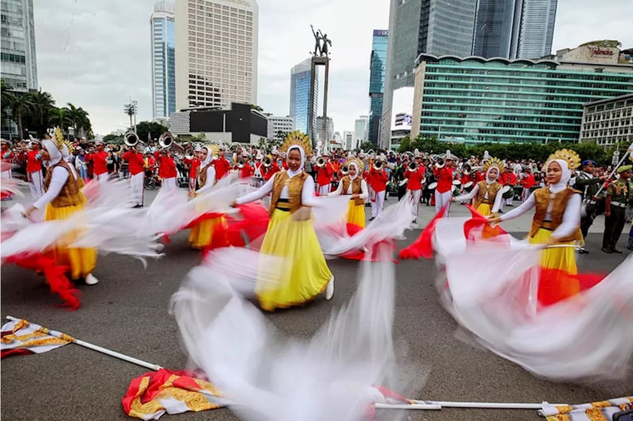 Marching Band Hibur Pengunjung CFD