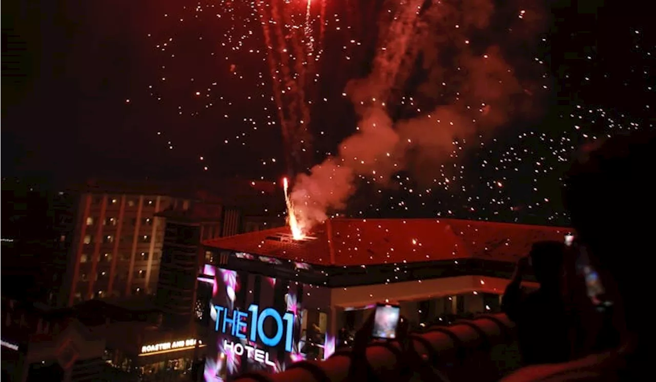 Rayakan Natal dan Tahun Baru 2024 di THE 1O1 Yogyakarta Tugu dengan Tema Neon Wonderland