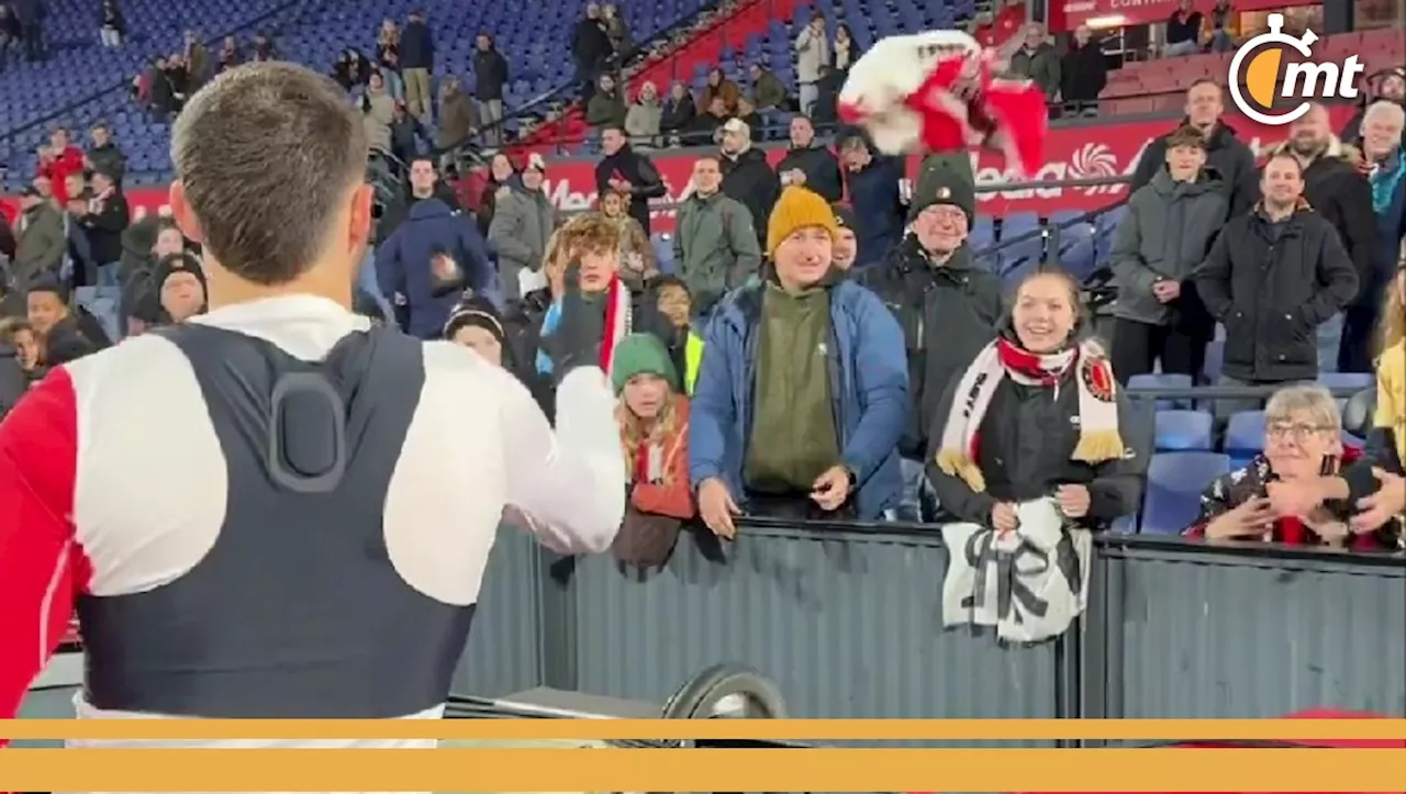 Santiago Giménez hizo llorar a una aficionada del Feyenoord con emotivo gesto