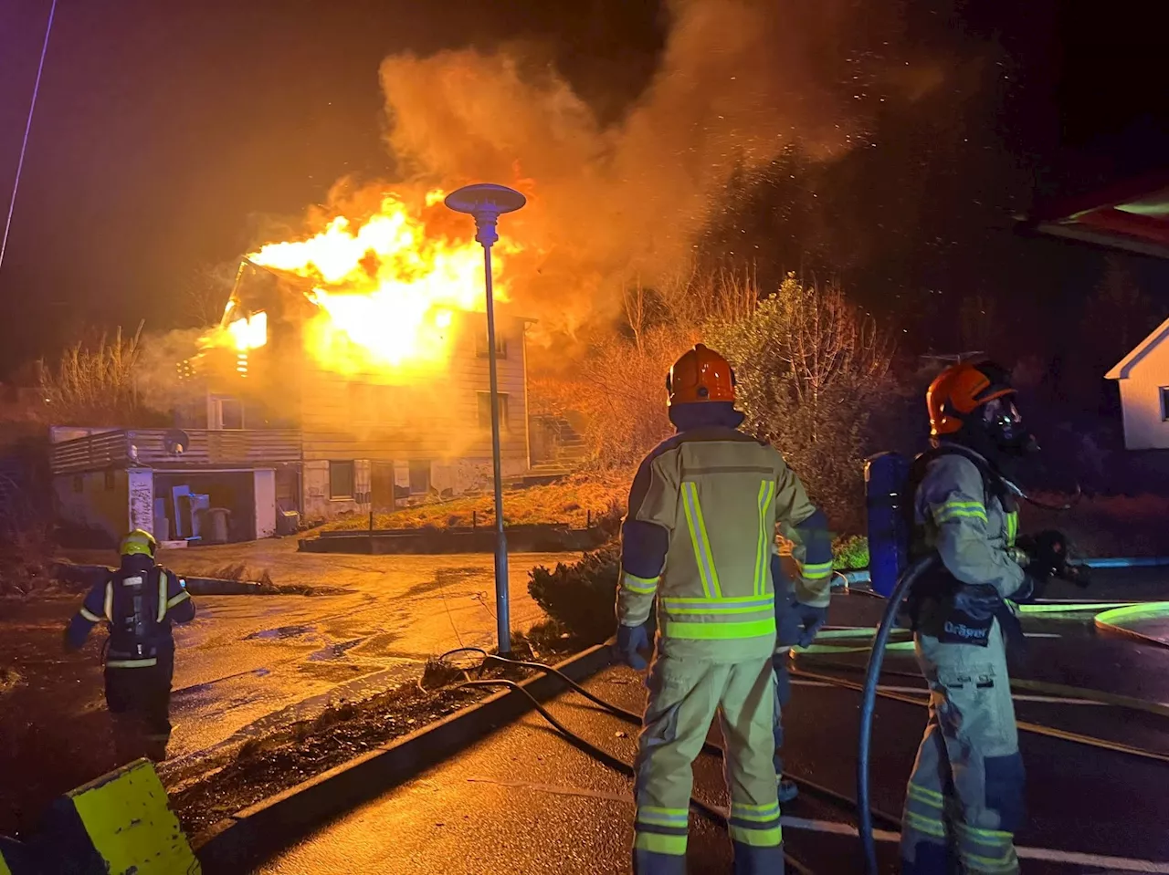 Boligbrann i Sokndal slukket – hel etasje utbrent