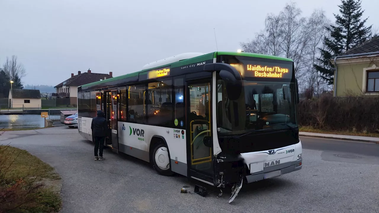 Bus krachte in Jasnitz gegen Brückengeländer