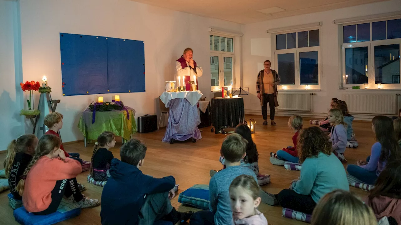 Stimmungsvolle Rorate bei Kerzenlicht in der Volksschule