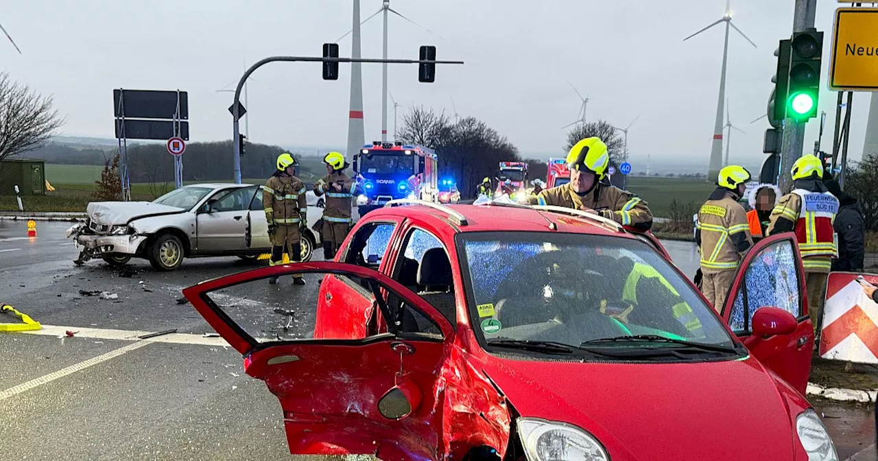 Vier Verletzte bei Zusammenstoß auf Kreuzung der B64 in Paderborn