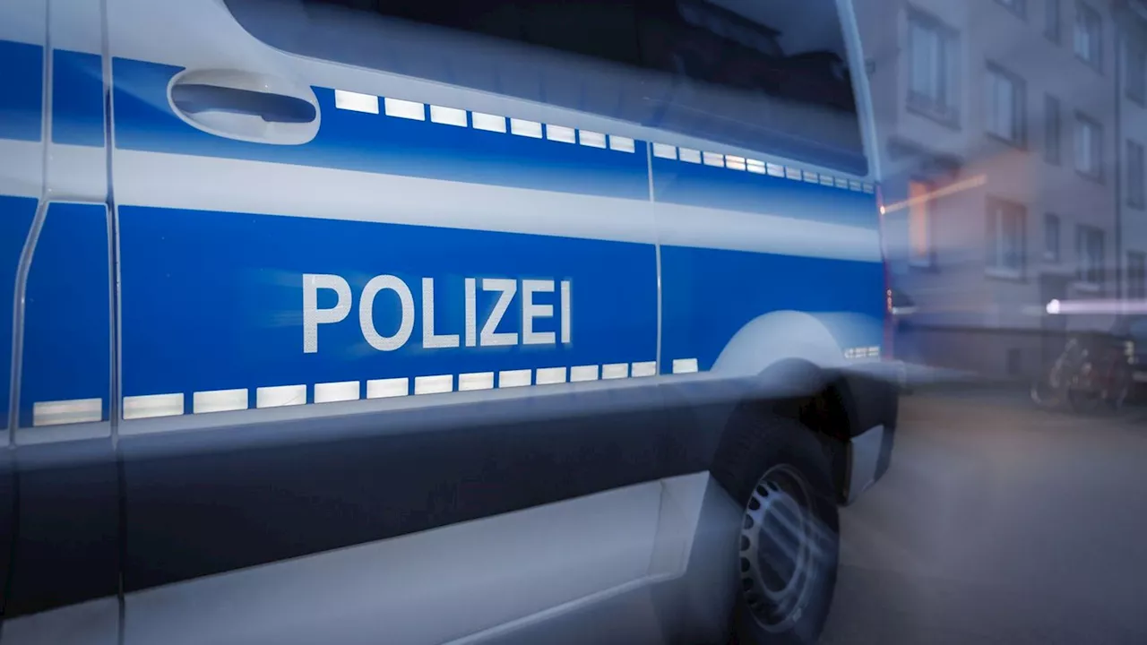 Polizei sucht Störer: Eingang von Burschenschaft mit Bretterzaun verbarrikadiert