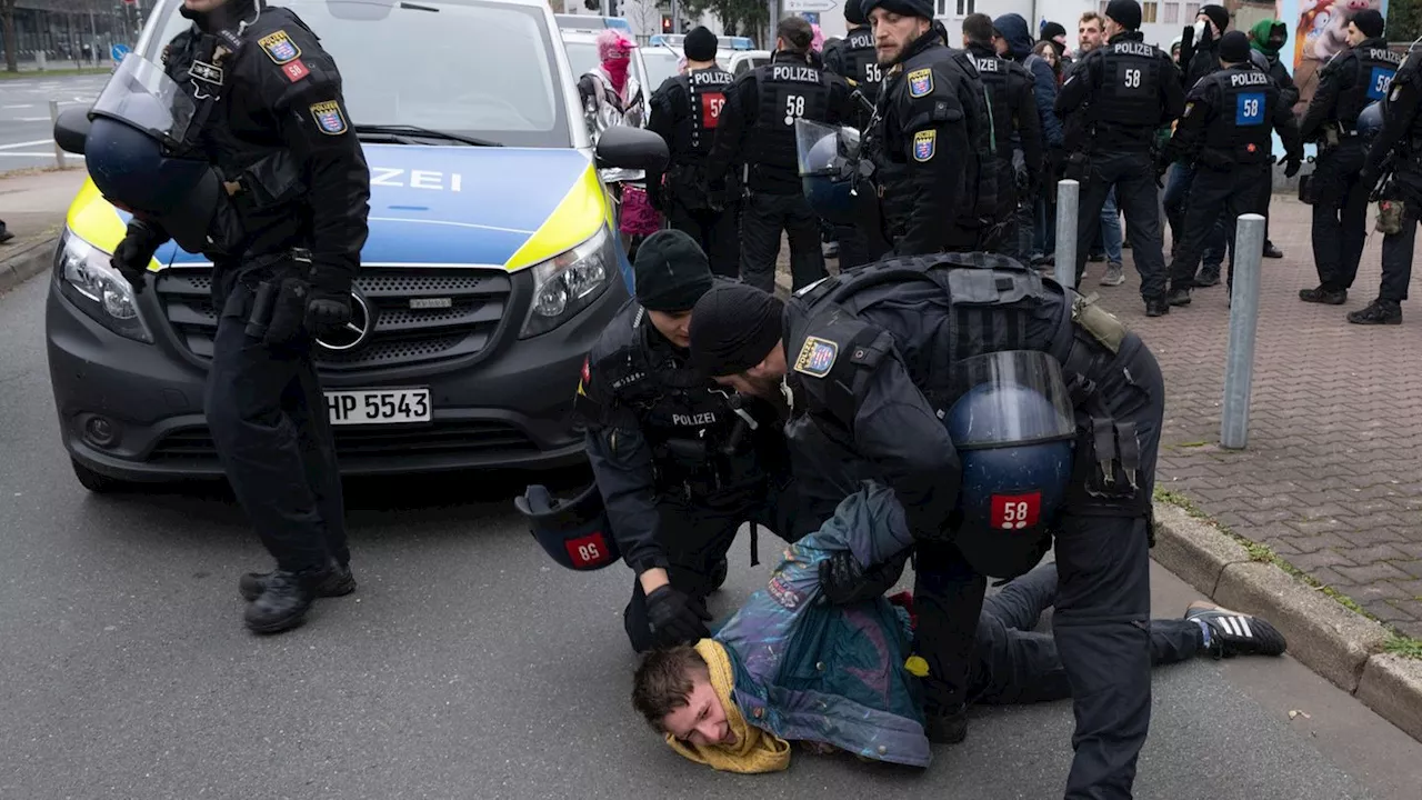 Polizeieinsatz: Anzeigen und Festnahmen nach Besetzung in Frankfurt