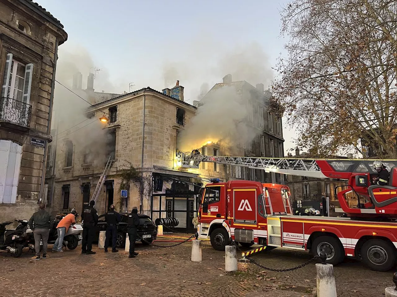 Bordeaux : impressionnant incendie dans un immeuble, en face de l’église Sainte-Croix