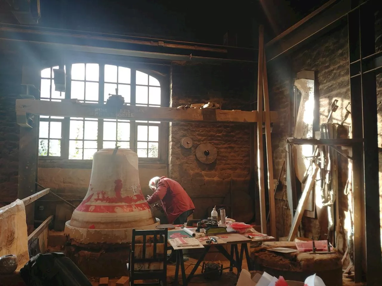 « C’est une sacrée aventure ! » : deux artistes rochelais ont ornementé la future cloche de l’église Saint-Sauveur