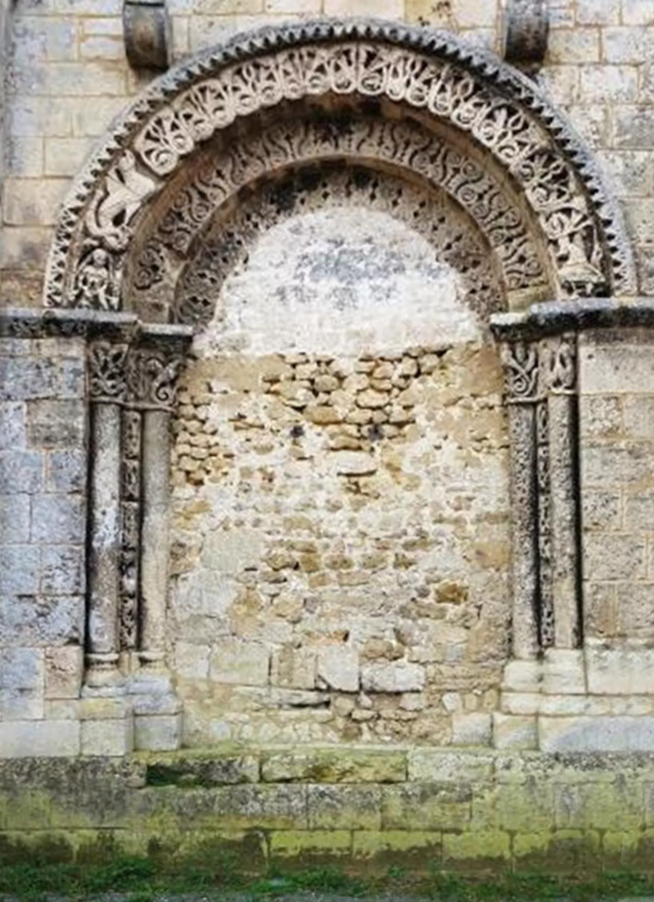 Église de Champagne : qui veut faire un don pour rouvrir le porche nord ?