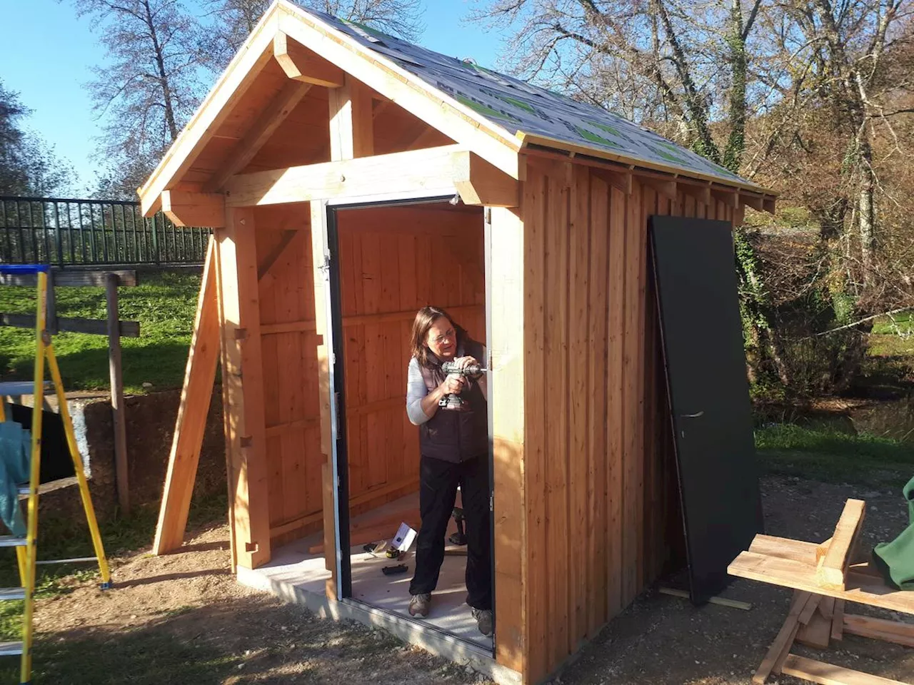 Elle loue et fabrique des toilettes sèches sur mesure en Dordogne