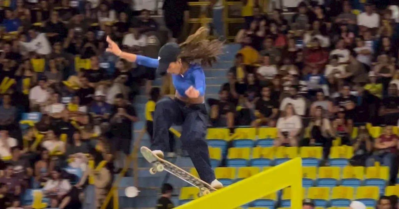 SLS Super Crown: torcida vibra com aquecimento de Rayssa Leal antes da final feminina