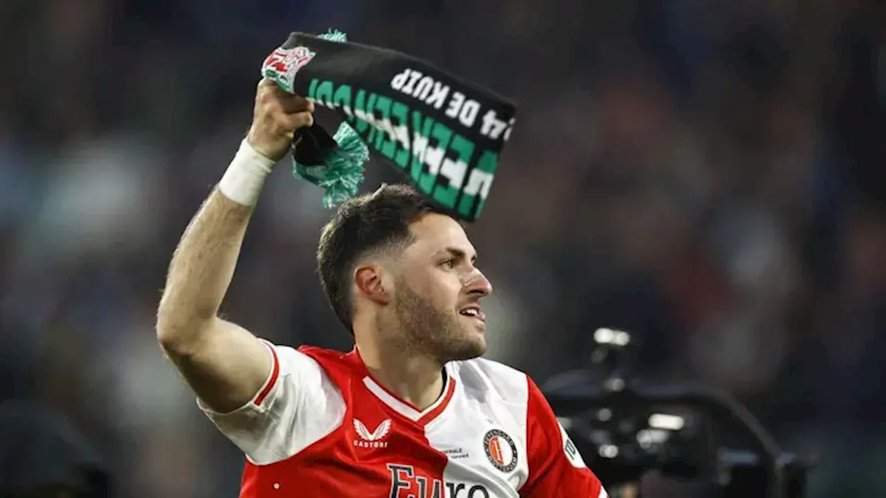 Santiago Giménez hace llorar a una abuelita con conmovedor gesto