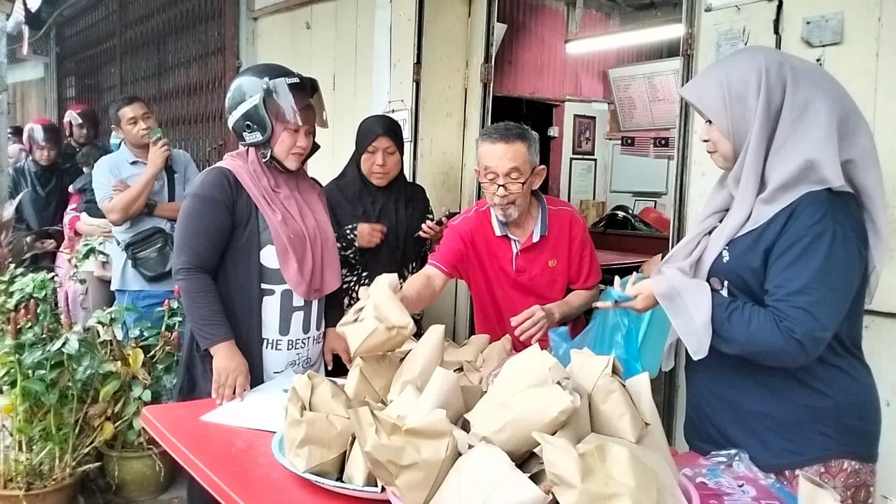 Agih 400 bungkus nasi berlauk percuma untuk mangsa banjir