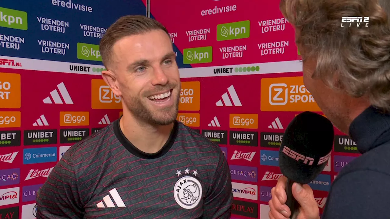 Ajax-aanvoerder Jordan Henderson moet lachen na specifieke vraag over Arne Slot